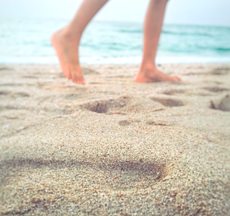 Füße laufen durch Sand